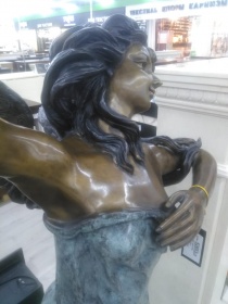 Скульптура девушки из бронзы