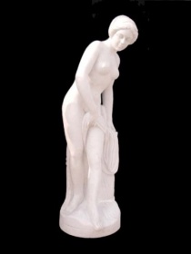 Скульптура купальщица из мрамора Фальконе