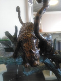 Кошки на дереве из бронзы