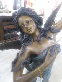 Скульптура девушки из бронзы