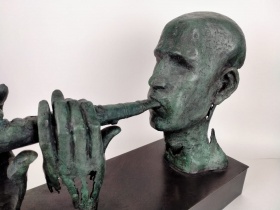 Музыкант с трубой . Скульптура из бронзы 